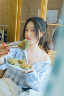 《年轻的女教师》在线
